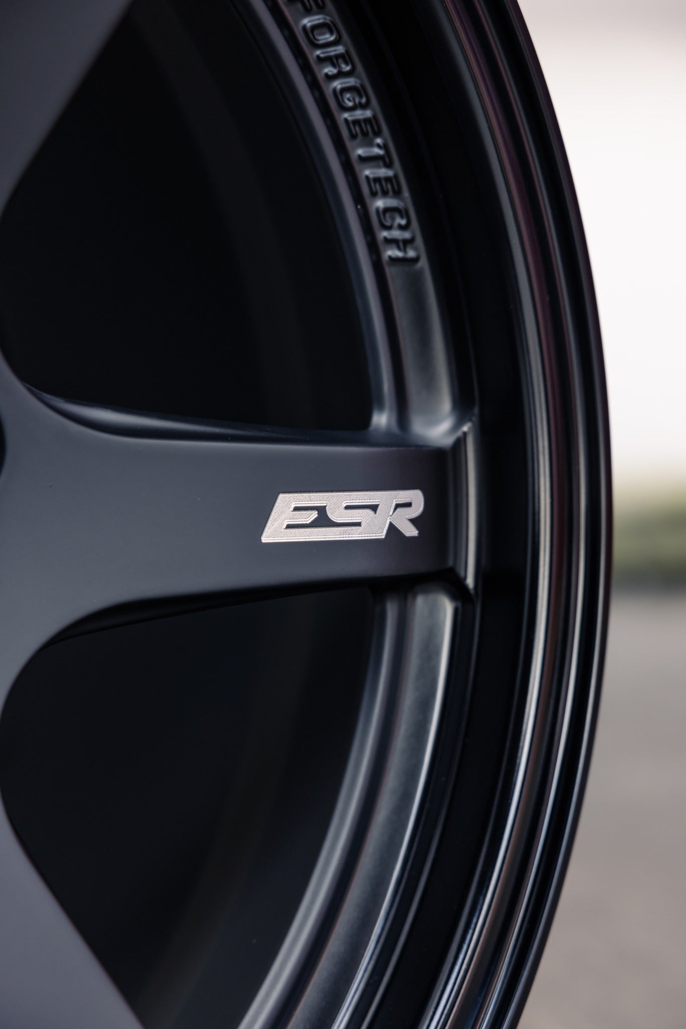 ESR AP6 MATTE BLACK GLOSS LIP