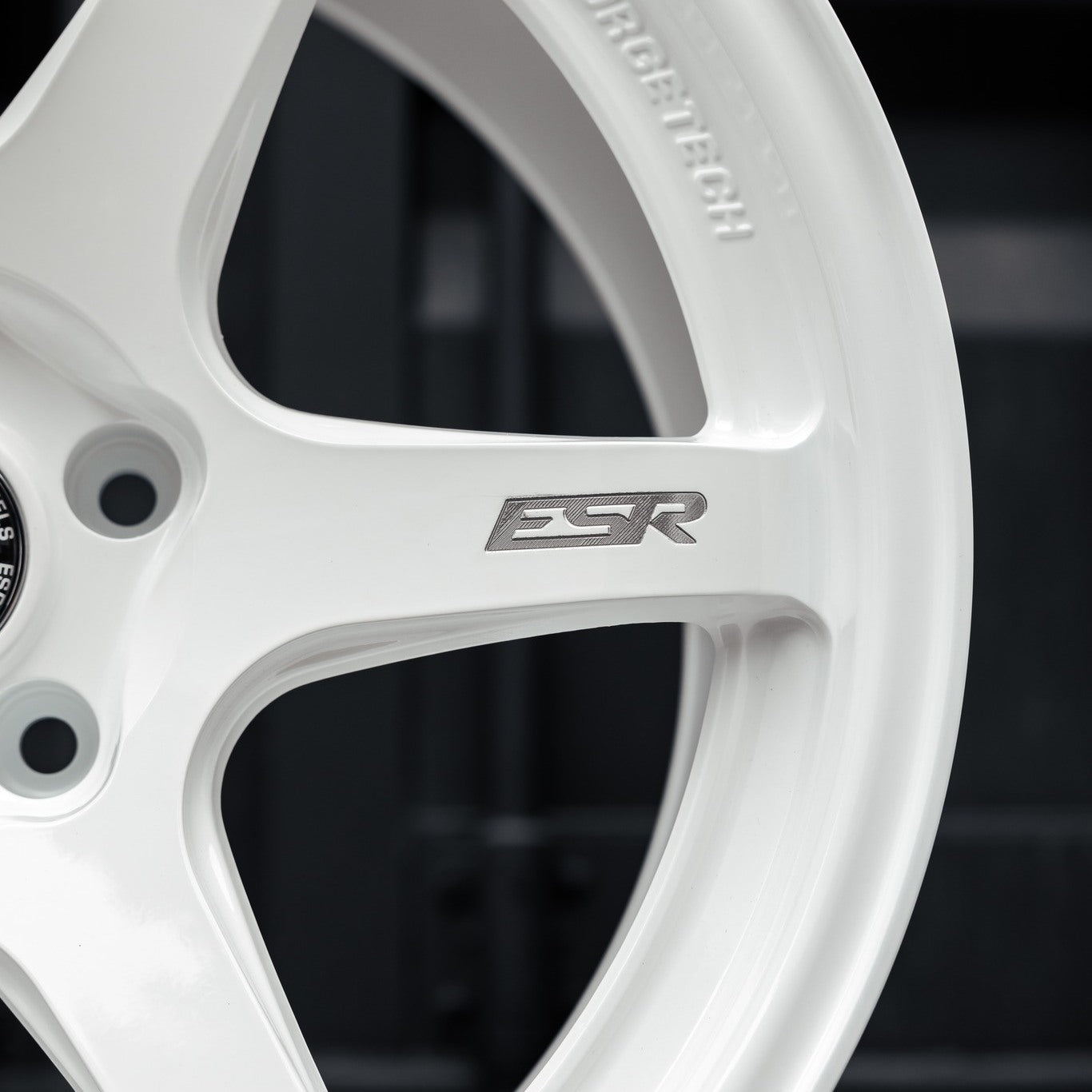 ESR AP6 GLOSS WHITE