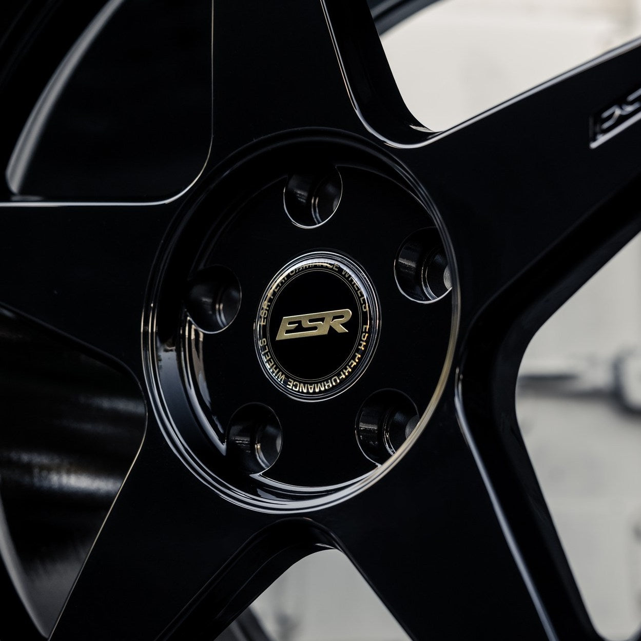 ESR CR5 GLOSS BLACK